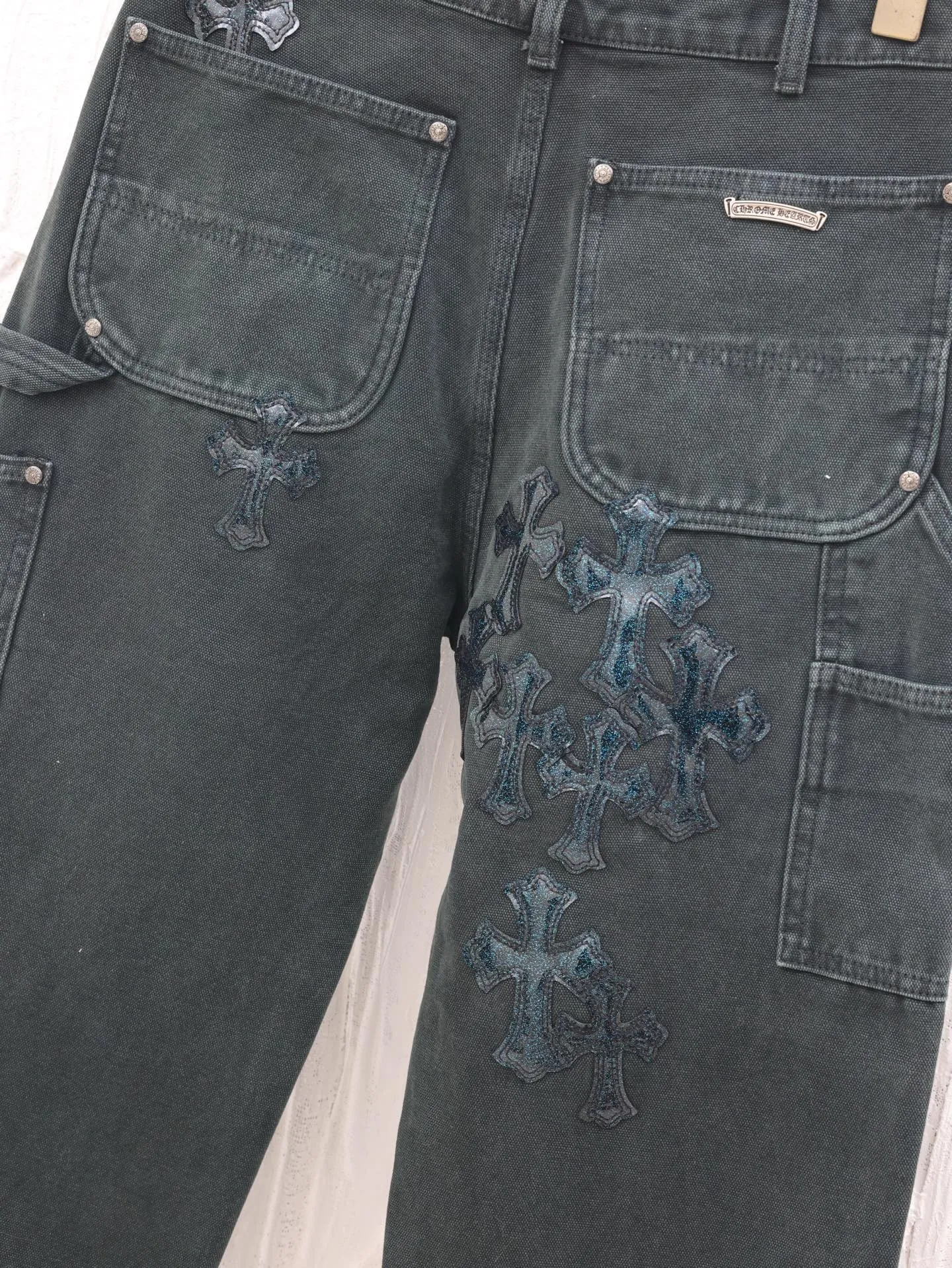 🅿️560 Come Heart*/Cro Heart Ch Starry Sky Cross Genuine Leather Patch Work Jeans. The washing process uses a combination of multiple processes such as heavy fermentation, washing and frying, spraying with horse and so on. Genuine leather patches, straight hem design, frayed feet, and accessories and hardware all customized in matching colors to achieve perfect consistency.  Size: 31/32/33/34